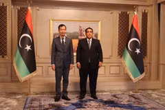 Vietnamese Ambassador to Egypt and Libya Nguyen Nam Duong (L) and President of the Presidential Council of Libya Muhammad Al-Menfi. (Photo: VNA)