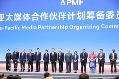 Deputy General Director of the Vietnam News Agency Doan Thi Tuyet Nhung (fifth, right) and representatives of regional news agencies and media organisations attend the launch of the Asia-Pacific Media Partnership Organising Committee at the Asia-Pacific Media Forum. (Photo: VNA)