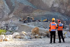 This photo taken on May 31 shows the site of a quarry collapse in Cirebon, West Java, Indonesia. (Photo: XINHUA/VNA)