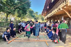 Tourists experience at the Vietnam Ethnic Culture and Tourism Village. (Photo: hanoimoi.vn)