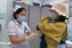 A nurse from Children's Hospital No. 1, Ho Chi Minh City, collects a blood sample for HIV testing from an infant. (Illustrative photo: VNA)