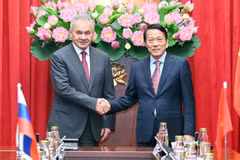 Minister of Public Security General Luong Tam Quang (right) and Secretary of the Russian Federation Security Council Sergei Shoigu at their meeting in Hanoi on December 9 (Photo: VNA)