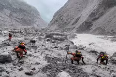 Rescue workers operate at a site devastated by flash floods and landslides in Tibet Autonomous Region, China, on August 29, 2026 (Photo: Xinhua/VNA) 