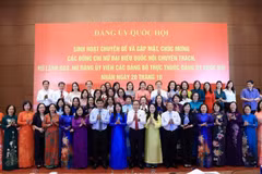 NA Chairman Tran Thanh Man together with female deputies and Party members of the NA Party Committee at the meeting (Photo: VNA)