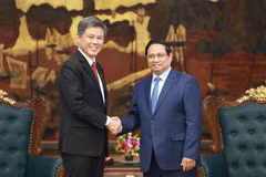 Prime Minister Pham Minh Chinh (R) and Chan Chun Sing, Assistant Secretary-General of the People’s Action Party (PAP) of Singapore, Coordinating Minister for Public Services, and Minister for Defence, in Hanoi on July 22. (Photo: VNA)