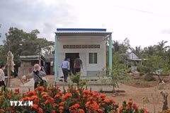 The southernmost province of Ca Mau has achieved its target of supporting the construction and renovation of 4,400 homes. (Photo: VNA)