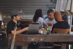 A drink shop reopens in Tel Aviv (Photo: Xinhua)