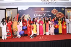 Vietnamese generations in Sri Lanka showcase traditional ao dai. (Photo released by VNA)