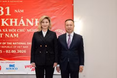 Vietnamese Ambassador to Kazakhstan Nguyen Thanh Le (R) poses for a photo with First Vice Minister of Trade and Integration of Kazakhstan Aizhan Bizhanova. (Photo published by VNA)