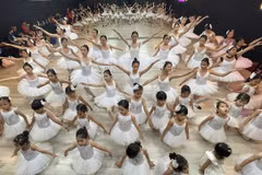 Amateur ballet dancers, mostly children, will perform Swan Lake in Hanoi on July 27. (Photo coutersy of Art 4 All)