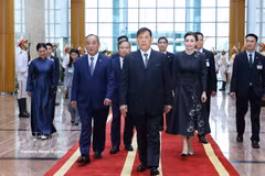 King of Thailand Maha Vajiralongkorn Phra Vajiraklaochaoyuhua and Queen Suthida Bajrasudhabimalalakshana arrive in Hanoi on September 14. (Photo: VNA)