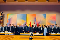 The Vietnamese delegation poses for a group photo at the third meeting of the Vietnam-Canada Joint Economic Committee (Photo: VNA)