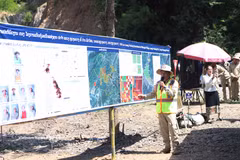 A pepresentatives of UXO Lao programme briefs on mine survey and clearance in Luang Prabang province (Photo: VNA) 