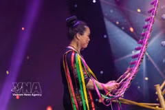 Minh Ha Patmore, an artist from the Vietnam-Australia Cultural Exchange Organisation (VACEO), performs at an event in Australia. (Photo: VNA)