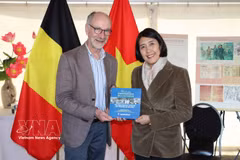 Vietnamese Ambassador to Belgium Nguyen Huong Tra (right) presents a book on the world's affection for President Ho Chi Minh to PTB Deputy General Secretary Benjamin Pestieau, at ManiFiesta 2026. (Photo: VNA) 