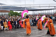 Festival goers enjoy a performance. (Photo: VNA)