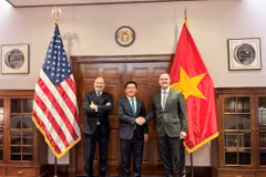 From left to right: US Secretary of Commerce Howard Lutnick, Vietnamese Minister of Industry and Trade Nguyen Hong Dien and Ambassador Jamieson Greer, US Trade Representative. (Photo: VNA)