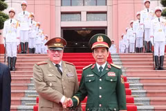 Minister of National Defence General Phan Van Giang (R) welcomes Minister of the Revolutionary Armed Forces of Cuba Corps General Álvaro López Miera in Hanoi on September 3. (Photo: VNA)