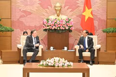Vice Chairman of the National Assembly Tran Quang Phuong (R) and US Ambassador to Vietnam Marc E. Knapper in Hanoi on July 21 (Photo: VNA)