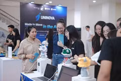 Visitors at an exhibition held within the framework of the International Conference: Startups in a Global Context. (Photo: chinhphu.vn)