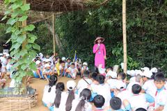 Children visit President Ho Chi Minh's hometown and learn about his childhood. (Photo: VNA)