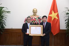 Deputy Foreign Minister Nguyen Manh Cuong (R), on behalf of the State President, presents the Friendship Order to Indonesian Ambassador to Vietnam Denny Abdi at a ceremony in Hanoi on October 31 (Photo: VNA)