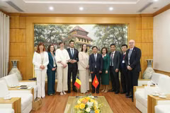 VNU-Hanoi President Le Quan informs the Belgian Ministers-Premiers about some outstanding results of cooperation between the university and Belgian partners as well as cooperation prospects in the fields of new technology and innovation. (Photo: vnu.edu.vn)