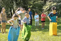 Chilren join folk games at the festival (Photo: VNA)