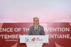 Lao Deputy Prime Minister, Minister of Foreign Affairs and Chairman of the National Regulatory Authority for Unexploded Ordnance (UXO)/Mine Action Sector Thongsavanh Phomvihane delivers his closing remark at the conference. (Photo: VNA)