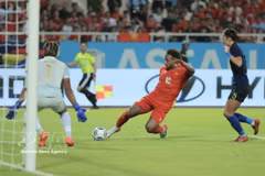 Xuan Son comes on in the second half and contributes to Vietnam’s second goal, with his shot forcing a Cambodian defender into an own goal to put Vietnam 2-1 ahead (Photo: VNA) 