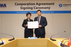 VNA General Director Vu Viet Trang (L) and President and CEO of Yonhap Hwang Dae-il (Photo: VNA)