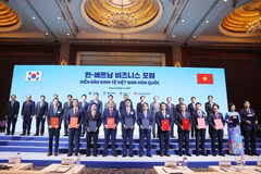 General Secretary of the Communist Party of Vietnam Central Committee To Lam and Prime Minister of the Republic of Korea (RoK) Kim Min-seok witness the exchange of cooperation documents between ministries, agencies, localities, enterprises, and universities from the two countries in Seoul on August 12. (Photo: VNA)