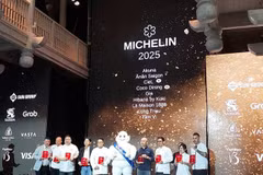 Representatives from nine one-star MICHELIN restaurants receive their awards at the ceremony in Da Nang on June 5. (Photo: VNA)