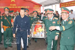 Deputy Prime Minister and Minister of National Defence General Phan Van Giang, Secretary of the Dong Nai city Party Committee Vu Hong Van and other officers transfer the remains of fallen soldiers to the funeral home. (Photo: VNA)