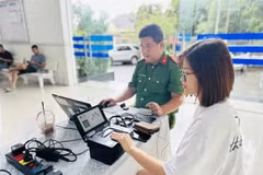 Police in HCM City's Thu Duc city issue level-2 e-identification accounts to citizens. (Photo: www.sggp.org.vn)
