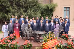 State President Luong Cuong and staff of the Vietnamese Embassy in China pose for a group photo. (Photo: VNA)
