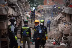 Rescue workers search for victims following an earthquake in Cali, Colombia, on August 12, 2026 (Photo: Xinhua/VNA) 