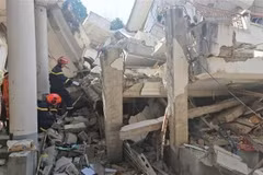Vietnamese rescueers search for victims in Zabuthari town of Naypyidaw capital city. (Photo: VNA) 