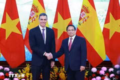 Prime Minister Pham Minh Chinh (R) and his Spanish counterpart Pedro Sánchez at their talks in Hanoi on April 9. (Photo: VNA)