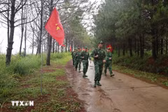 Officers from the Bo Y international border gate border guard station conduct a patrol. (Photo: VNA)