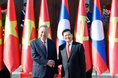 General Secretary of the LPRP Central Committee and President of Laos Thongloun Sisoulith (R) receives General Secretary of the CPV Central Committee To Lam in Vientiane on February 5, 2026. (Photo: VNA)