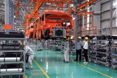 Production activities at the passenger car manufacturing and assembly plant of Kim Long Motor Hue Joint Stock Company in Chan May – Lang Co Economic Zone in Hue city. (Photo: VNA)
