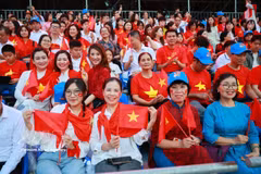 A large crowd of people attend the rehearsal parade of the A80 event. (Photo: VNA)