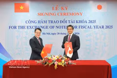 Deputy Minister of Finance Tran Quoc Phuong (left) and Japanese Ambassador to Vietnam Ito Naoki sign the exchange of notes on behalf of the governments of the two countries. (Photo: VNA)