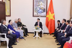 The September 4 meeting between President Luong Cuong (centre) and representatives of families of former Chinese and Vietnamese experts, advisors, and officials. (Photo: VNA)