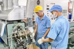 Producing components for office equipment at SWCC Showa Vietnam Co., Ltd. in Bac Thang Long Industrial Park. Hanoi (Photo: hanoimoi.vn) 
