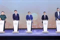 Prime Minister Pham Minh Chinh (middle) and delegates launch the Trump International Hung Yen project on May 21 with the ceremonial button-pressing. (Photo: VNA)