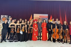 Vietnamese Ambassador to Bulgaria and North Macedonia Nguyen Thi Minh Nguyet (front, sixth from right) poses for a group photo with the orchestra. (Photo: VNA)