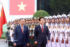 General Secretary of the Central Committee of the Communist Party of Vietnam and State President To Lam and President of the Republic of Korea (RoK) Lee Jae Myung review the honour guard of the Vietnam People’s Army at the ceremony in Hanoi on April 22. (Photo: VNA)