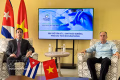 Dr. Santiago Dueñas Carrera (left), Vice President of Cuba’s BioCubaFarma group, and Cuban Ambassador to Vietnam Rogelio Polanco Fuentes at the press briefing in Hanoi on April 21 (Photo: VNA)